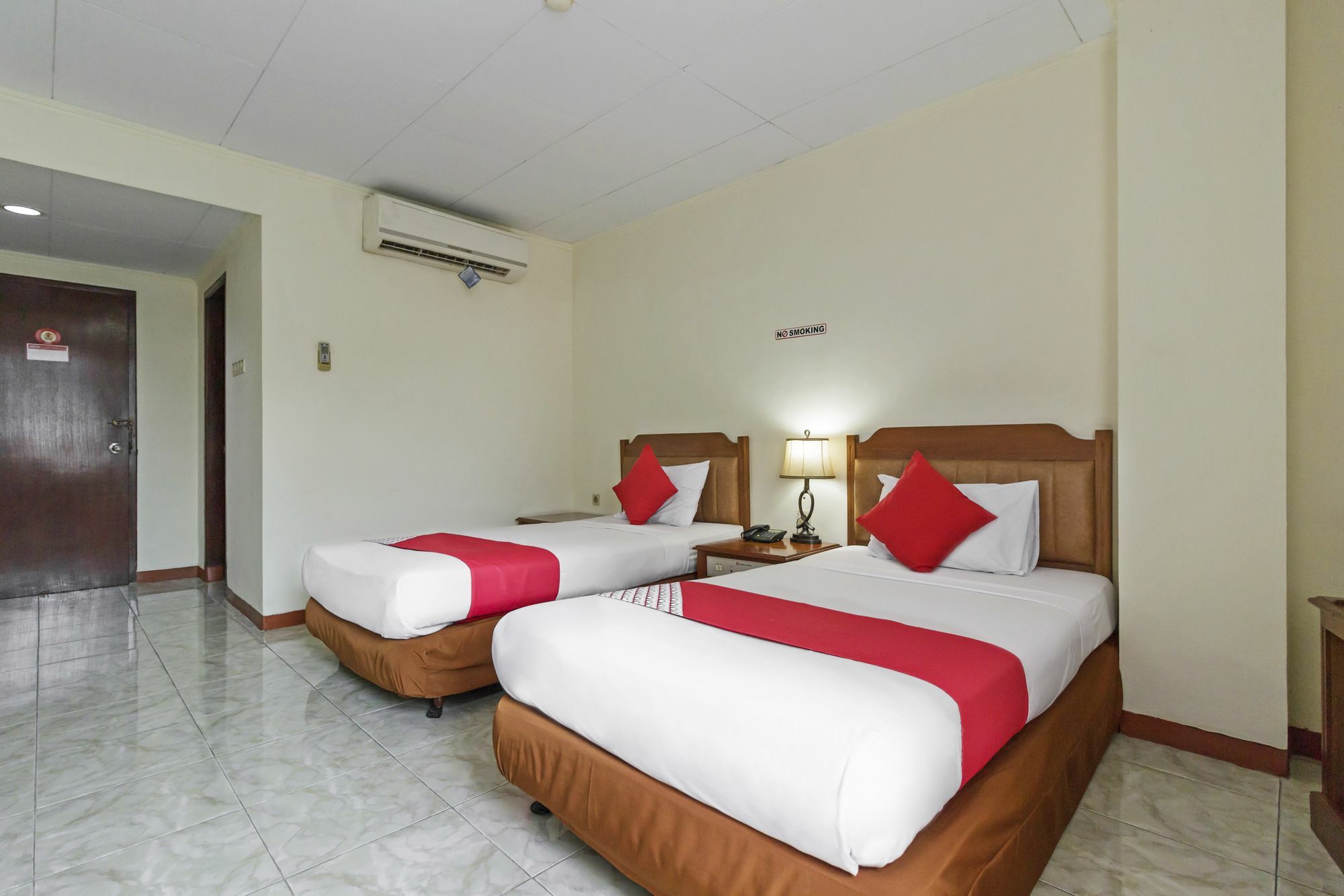 Oyo 108 Hotel Surya Yakarta Exterior foto